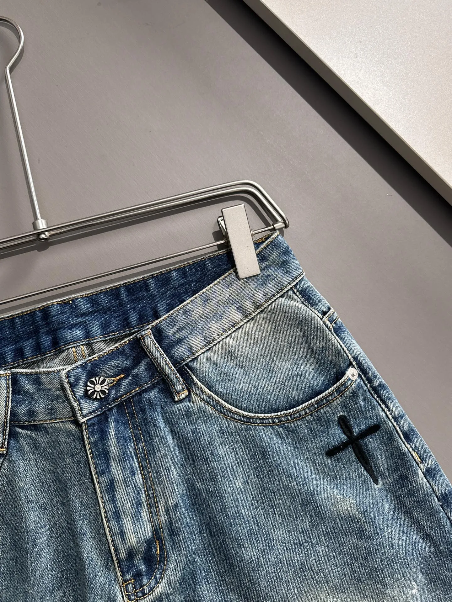 🅿️330 Croxin 2025 summer new jeans denim shorts are woven from imported Japanese Denim plain cotton denim fabrics. They are complete with three standards. The top stonewashing process makes the texture reach the old style of the 1980s. It is soft, delicate, comfortable and breathable. The color has a modern and fashionable vicissitudes. The upper body is versatile and fashionable! Light luxury, a must-have item for daily commuting! Code number: 28-40 (please state your height and weight when placing an order)